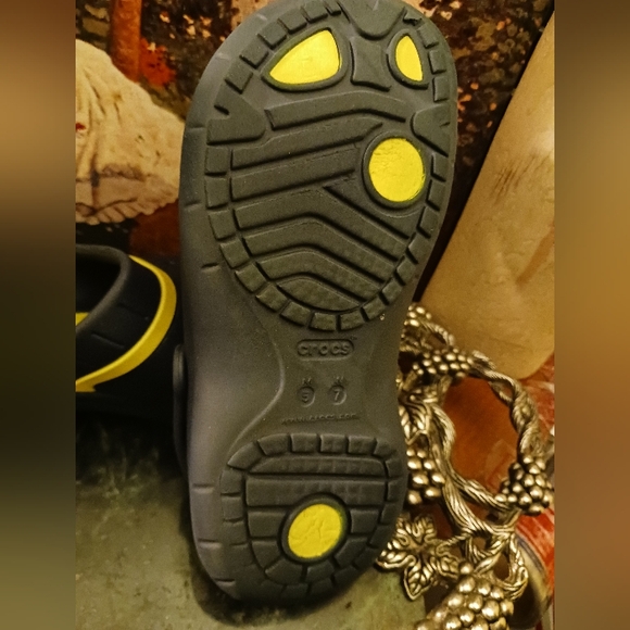 🩴🩴CROCS Dual Comfort Black&Yellow Sandals,Women 7,Nice Gift 🎁 Giving!! - Picture 3 of 8